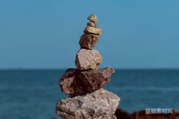 高清摄影 白天水边的灰色和棕色石头