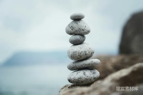高清摄影 一堆岩石坐落在岩石海滩上。