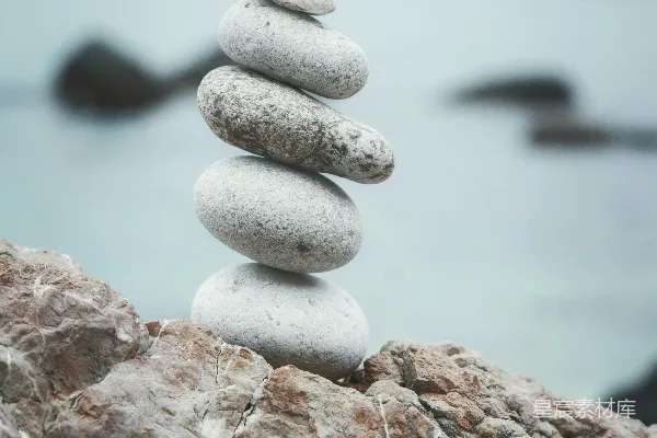 高清摄影 一堆岩石坐落在岩石海滩上。