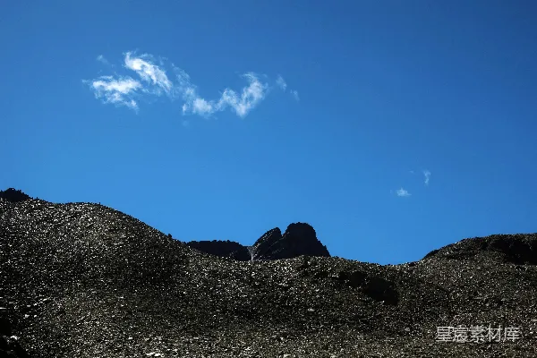 高清摄影 一座岩石山和蓝天