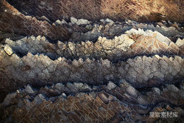 高清摄影 一个岩石区域的俯瞰图，背景是山脉。