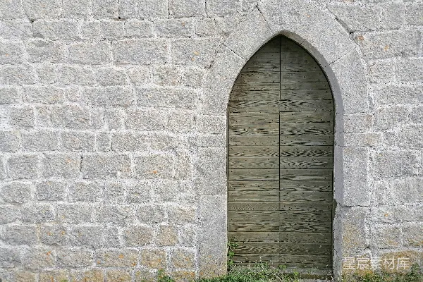 高清摄影 一座石头建筑，带有木制的门和窗。