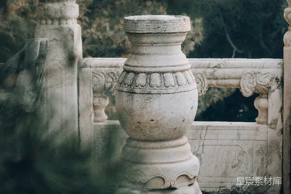 高清摄影 带有水珠的白色混凝土柱