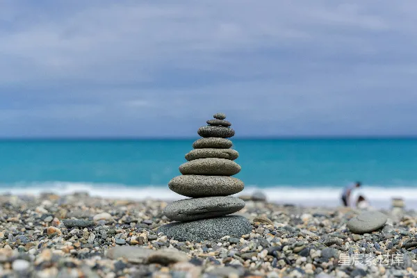 高清摄影 白天海滩上的一堆石头