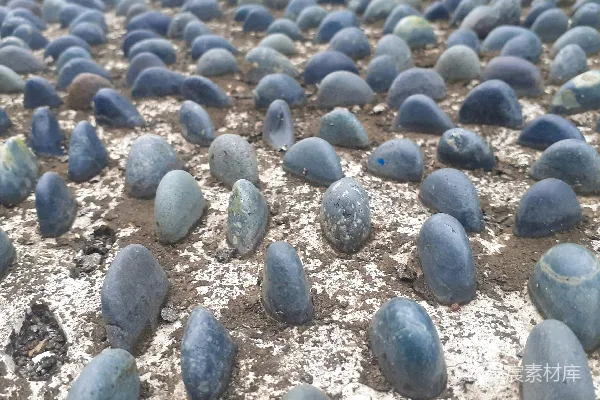 高清摄影 一堆在地上堆着的石头。