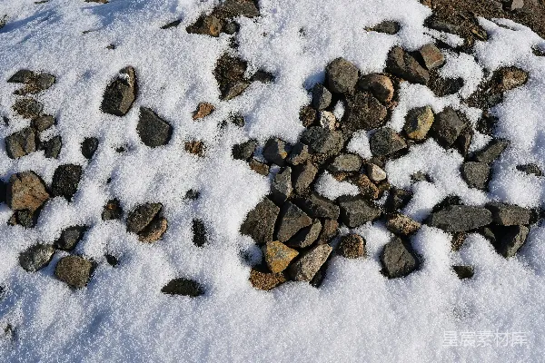 高清摄影 地面上的岩石和积雪
