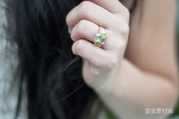 高清摄影 女人的手上戴着一枚大订婚戒指