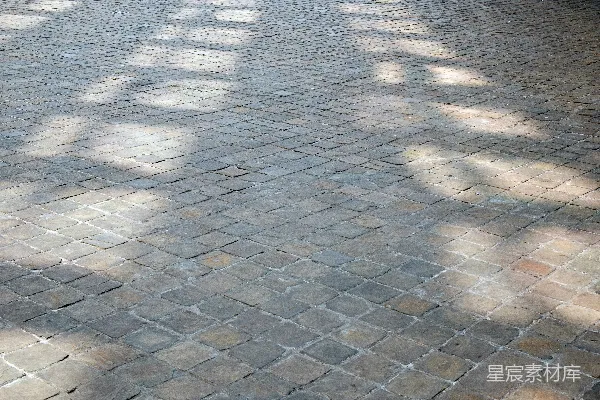 高清摄影 一座红色的消防栓坐落在砖砌的人行道上。