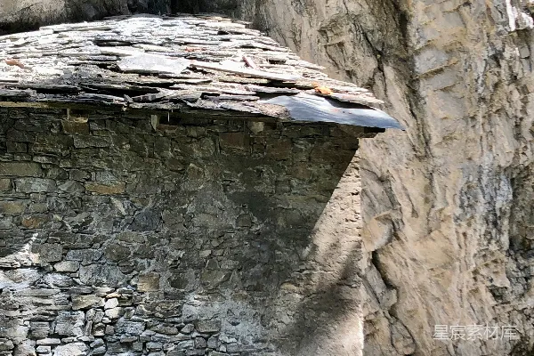高清摄影 一座中间有门的石头建筑