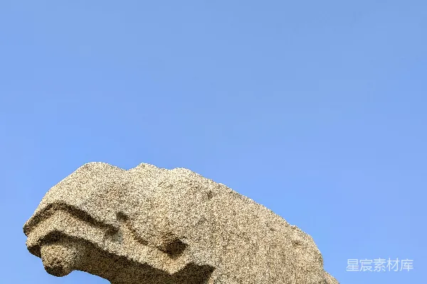 高清摄影 神话生物的石雕作品，背景是蓝天。