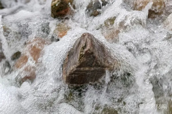 高清摄影 水流中的一块岩石的特写