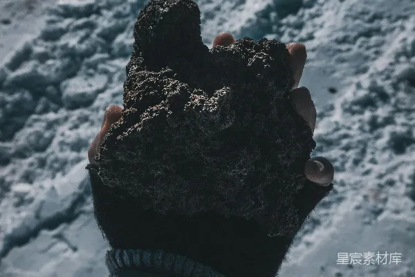 高清摄影 拿着黑棕色石头的人