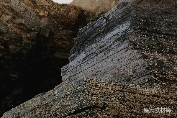 高清摄影 棕色的岩石山在白天。