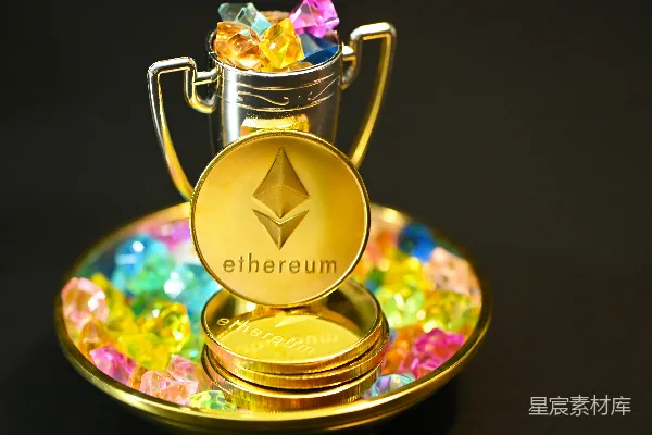 高清摄影 一个金色的盘子上放着一个杯子和一些糖果。