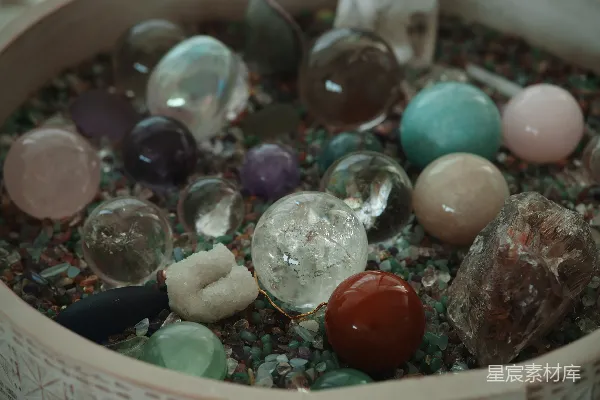 高清摄影 砾石中的各种彩色水晶球和粗糙的石头。