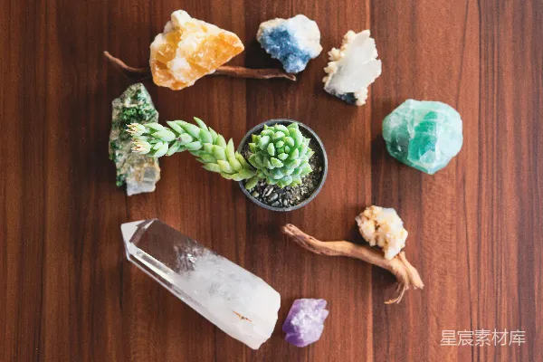 高清摄影 晶莹的水晶、多汁的水果和木块放在深色的木板上。