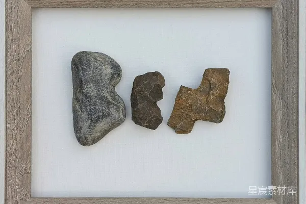 高清摄影 各式各样的岩石被安排在一个质朴的木框中。