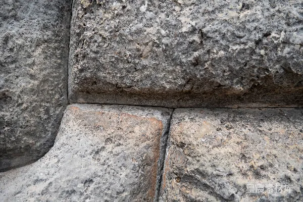高清摄影 一块岩石墙的特写，上面有小裂缝。