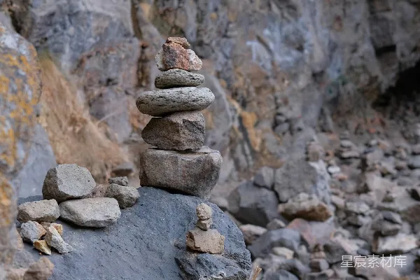 高清摄影 重叠的岩石在岩石山坡上