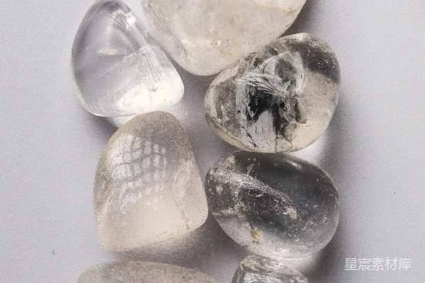 高清摄影 白色背景上散落着透明的水晶石。