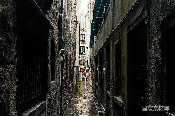 高清摄影 一条狭窄的小巷，人们在小巷中行走。