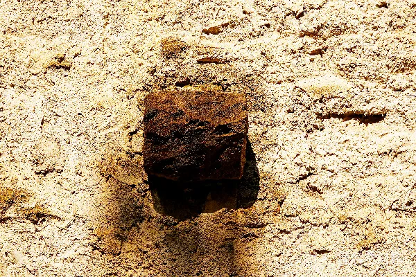 高清摄影 生锈的金属支架挂在纹理墙上。