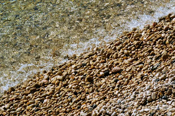 高清摄影 温柔的海浪拍打着岩石海岸。