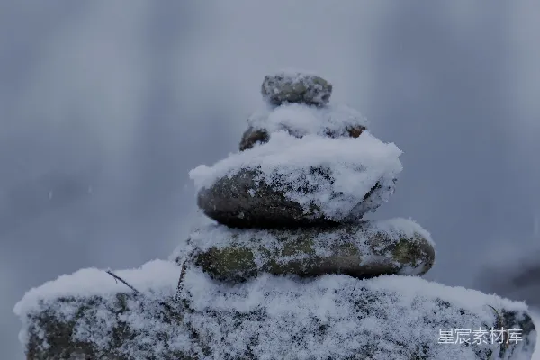 高清摄影 雪覆的岩石堆叠成一个平衡的金字塔。