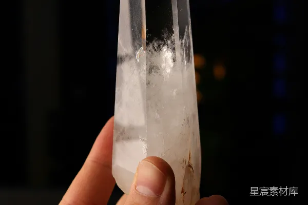 高清摄影 一只手拿着一个透明的水晶尖端