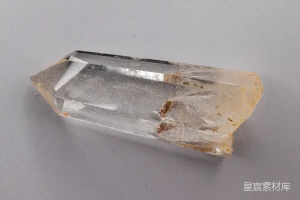 高清摄影 一个清澈的水晶在浅色背景上。