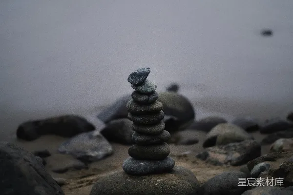高清摄影 一堆岩石坐落在海滩上。