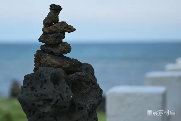 高清摄影 一堆岩石堆在海边的墙上。