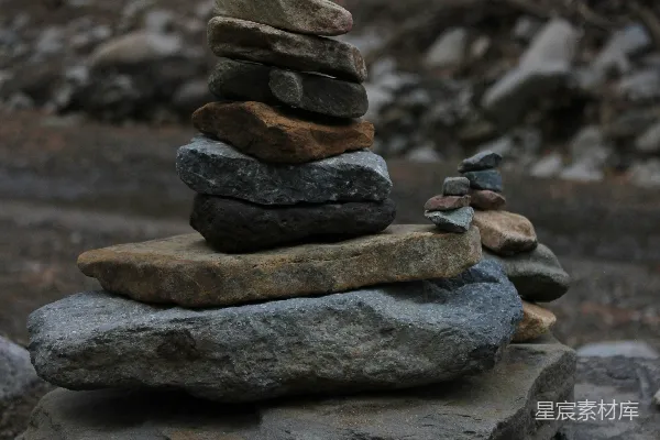 高清摄影 在自然户外环境中堆放的石头。