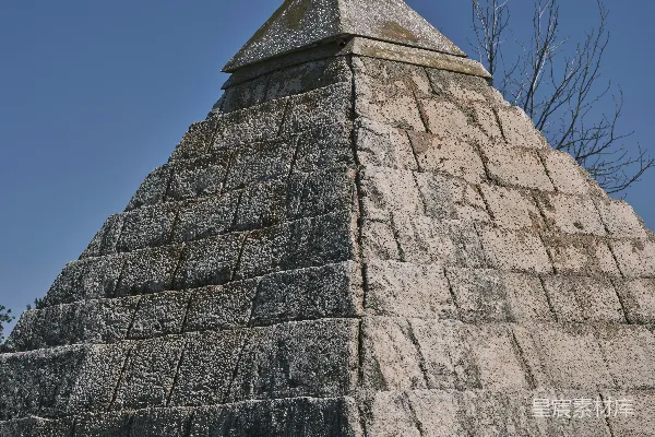 高清摄影 一座石制金字塔，背景中有一棵树。