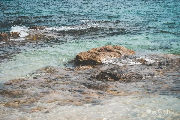 高清摄影 白天的海水中的棕色岩石地貌