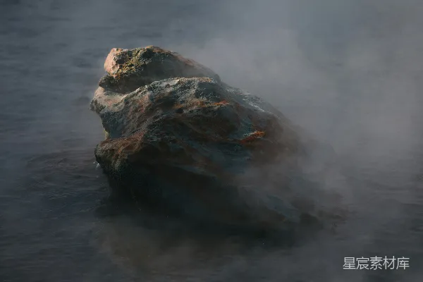 高清摄影 水中的一块岩石