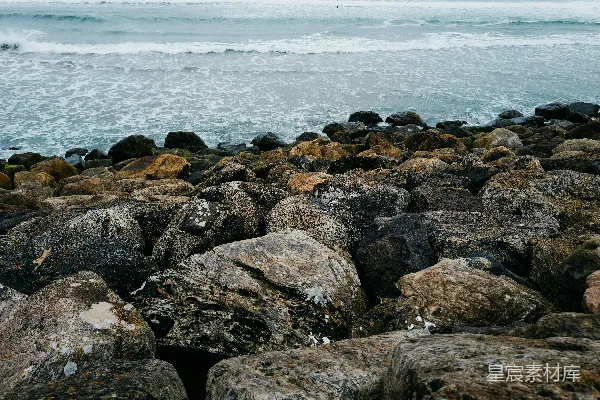 高清摄影 海滩上的大石头和海浪