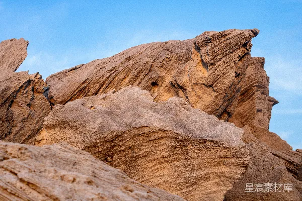 高清摄影 巨大的风化岩石矗立在清澈的蓝天之下。