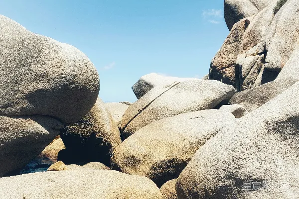 高清摄影 岩石海滩，大石块和清澈的蓝天
