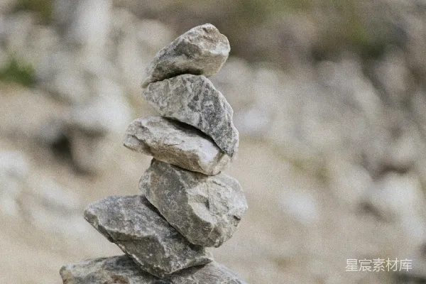 高清摄影 一堆岩石坐落在岩石山坡上。