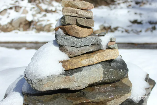 高清摄影 在雪地上平衡的石堆