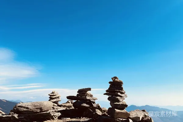 高清摄影 蓝天下的山上堆积的岩石
