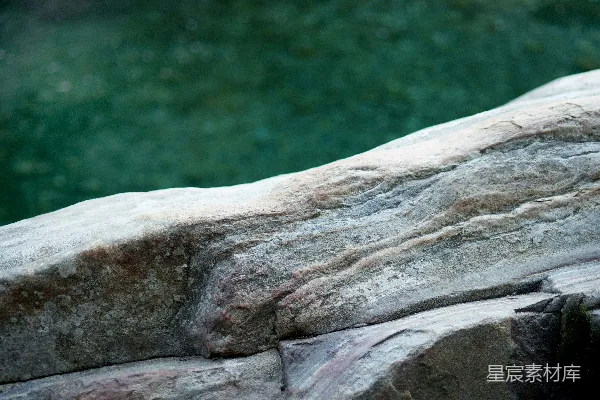 高清摄影 绿色背景下的叠层岩石特写