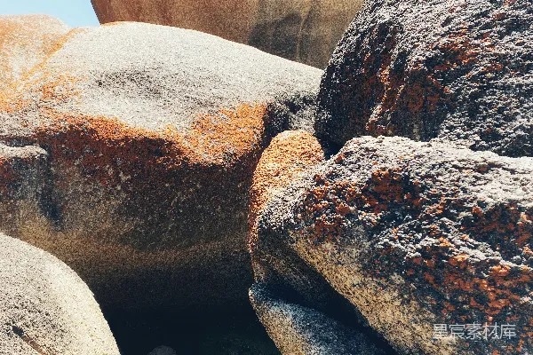 高清摄影 岩石的特写照片，背景中有天空。