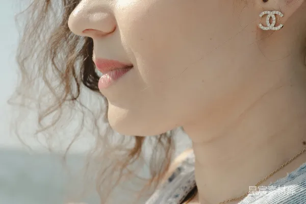 高清摄影 一位卷发的女子凝视着水面。