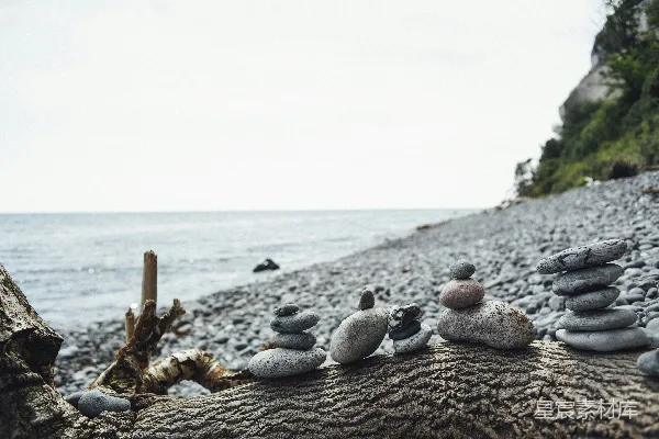 高清摄影 海滩旁堆起的石头