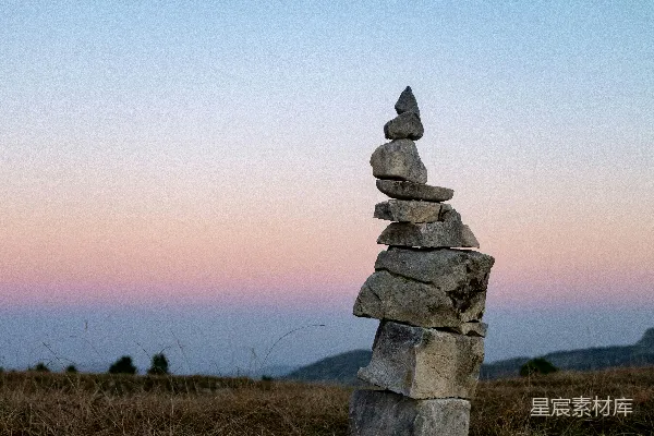 高清摄影 田野中夕阳下的一堆石头