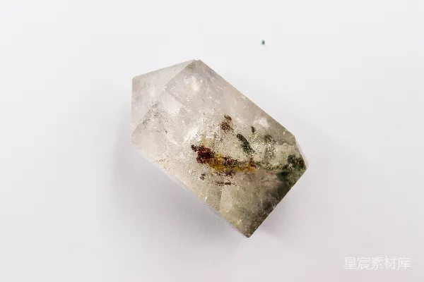 高清摄影 绿色和棕色包裹体的透明水晶尖晶石。