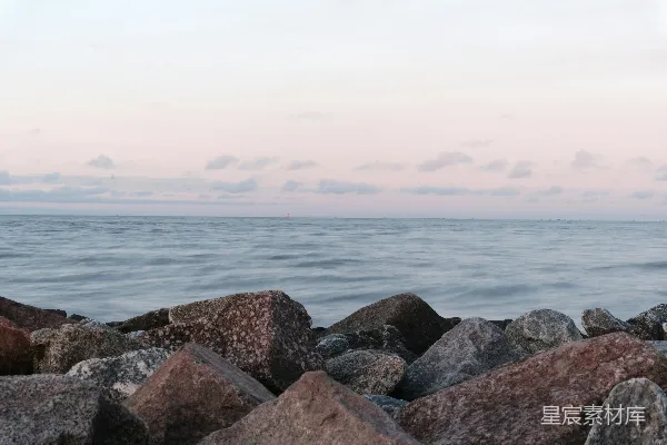 高清摄影 岩石海岸，平静的海洋和粉彩的天空