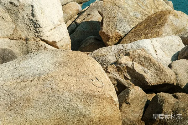 高清摄影 岸边的大石头和宁静的蓝色水域